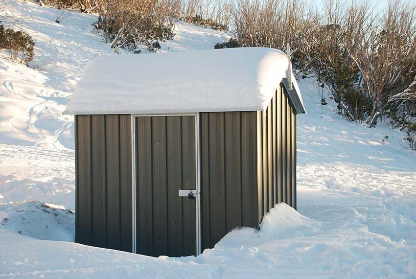 Gerätehaus im Schnee